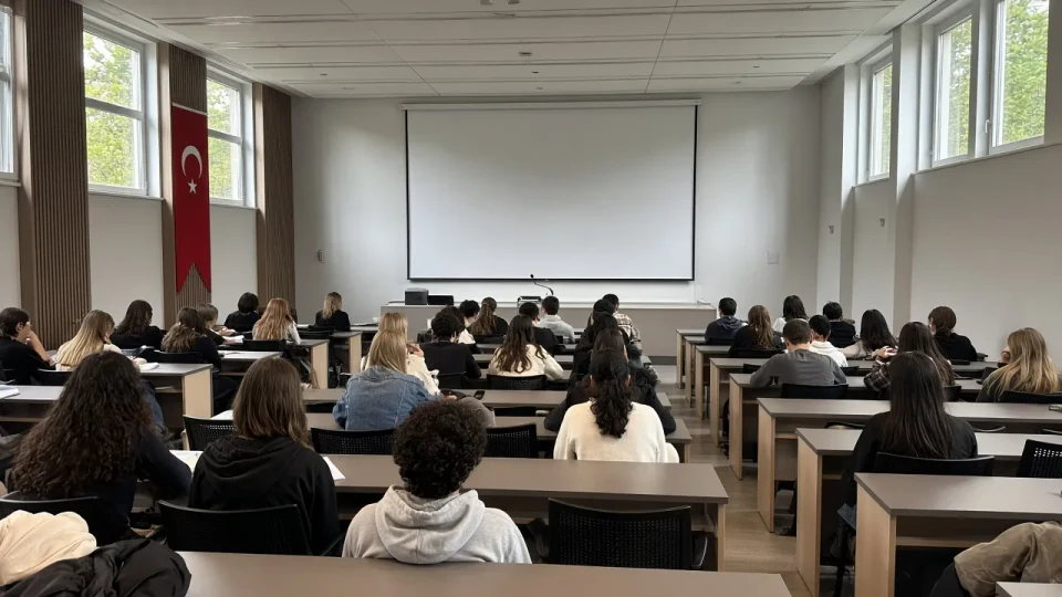 Students seated in a university lecture hall in Türkiye